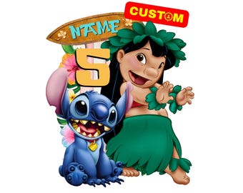 Puede incluir: Una ilustración gráfica que presenta un personaje alienígena azul y una niña con una falda de hierba verde y una corona de hojas. Se incluyen un número 5 amarillo grande, un letrero de madera con el texto NAME y una etiqueta roja con el texto CUSTOM.