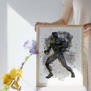 Puede incluir: Una ilustraci&oacute;n de acuarela negra y dorada de Black Panther, un superh&eacute;roe de Marvel Comics, de pie en una pose de lucha. El fondo es una acuarela gris y negra.