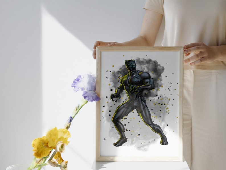 Puede incluir: Una ilustraci&oacute;n de acuarela negra y dorada de Black Panther, un superh&eacute;roe de Marvel Comics, de pie en una pose de lucha. El fondo es una acuarela gris y negra.