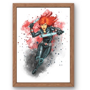 Puede incluir: Una ilustraci&oacute;n enmarcada de una mujer con cabello rojo y un traje negro sosteniendo dos bastones brillantes. El fondo es una acuarela de rojo, negro y blanco.