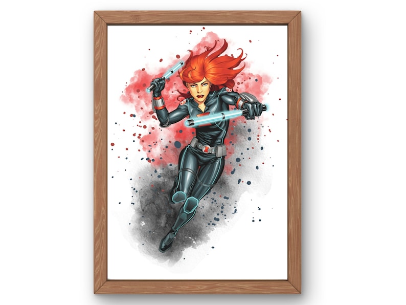 Puede incluir: Una ilustraci&oacute;n enmarcada de una mujer con cabello rojo y un traje negro sosteniendo dos bastones brillantes. El fondo es una acuarela de rojo, negro y blanco.