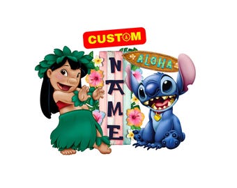 Puede incluir: Un diseño gráfico con los personajes Lilo y Stitch, un letrero central de madera con el texto NAME, una pancarta roja con el texto CUSTOM y un letrero de tabla de surf con el texto ALOHA, rodeados de coloridas flores tropicales.