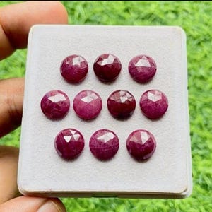 Lote com 8 pedras preciosas de rubi natural com lapidação rosa redonda.
