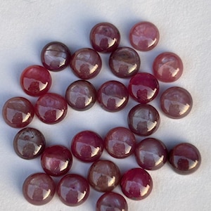 100 % naturlig rubin slät cabochon 6 mm rund form 25 stycken lot: För att tillverka smycken