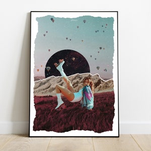 Peut inclure: Impression artistique présentant un collage d'une personne faisant du roller en body et chaussettes blancs, avec une chaîne de montagnes et un cercle sombre en arrière-plan. Des montgolfières flottent dans le ciel au-dessus d'un champ d'herbe rouge.