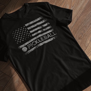 Camicia Pickleball USA, camicia di design grafico Pickle Ball, camicia USA, Pickleball degli Stati Uniti d'America, maglietta con bandiera americana