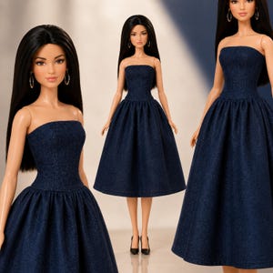 Pode incluir: Uma boneca com cabelos pretos longos e lisos vestindo um vestido sem al&ccedil;as de brim azul escuro com corpete justo e saia rodada. A boneca tem pele clara, brincos de argola e sapatos pretos de bico fino.