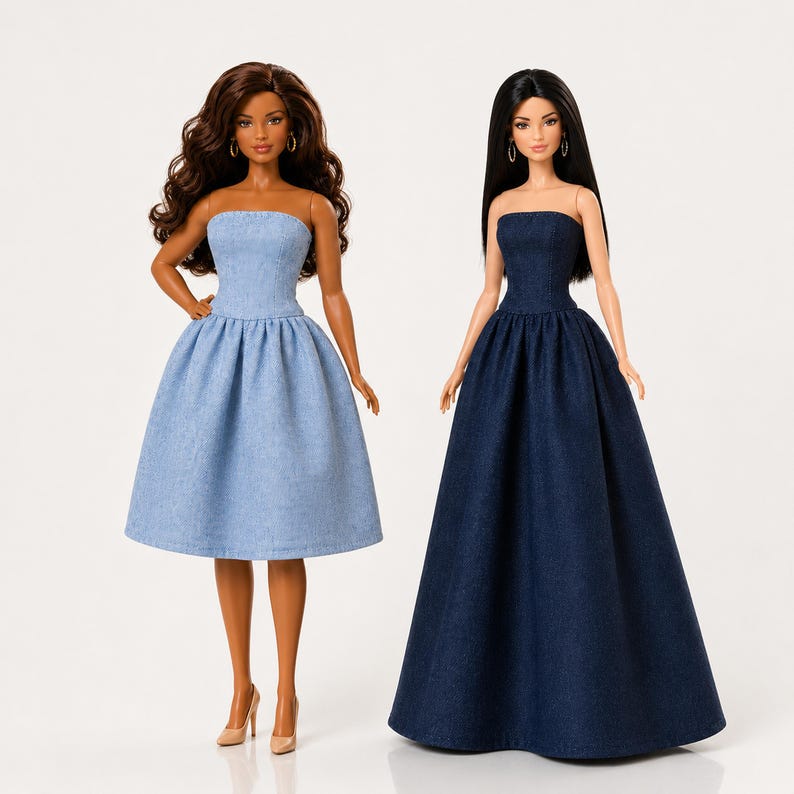 Pode incluir: Duas bonecas em p&eacute; lado a lado. A boneca &agrave; esquerda tem cabelos castanhos longos e ondulados e usa um vestido jeans sem al&ccedil;as azul claro que chega aos joelhos. A boneca &agrave; direita tem cabelos pretos longos e lisos e usa um vestido jeans azul escuro.