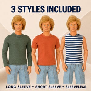 Puede incluir: Tres mu&ntilde;ecos id&eacute;nticos con cabello rubio y pantalones vaqueros azules, cada uno con una parte superior diferente. El texto 3 STYLES INCLUDED aparece arriba, con las etiquetas LONG SLEEVE, SHORT SLEEVE y SLEEVELESS bajo las camisas verde, naranja y a rayas.