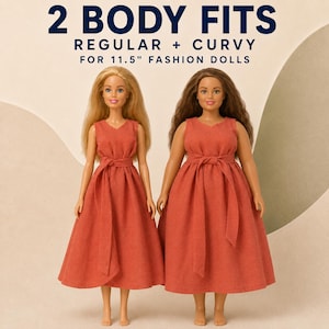 Pu&ograve; includere: Due bambole alla moda, una con capelli biondi e una con capelli castani, entrambe indossano identici abiti senza maniche color ruggine con lacci in vita. Il testo recita: 2 BODY FITS REGULAR + CURVY FOR 11.5" FASHION DOLLS.