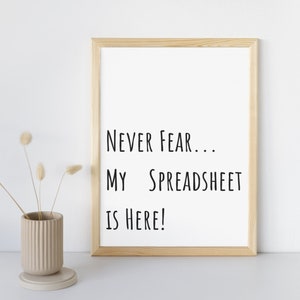 Può includere: Una stampa incorniciata con il testo "NEVER FEAR... MY SPREADSHEET IS HERE!" in lettere nere su sfondo bianco. La cornice è in legno chiaro.
