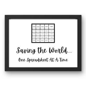 Può includere: Stampa con cornice nera con il testo "Saving the World... One Spreadsheet At A Time." La stampa presenta una grafica a griglia nella parte superiore. Lo sfondo è bianco.
