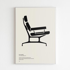 Może przedstawiać: Oprawiony wydruk przedstawiający czarną sylwetkę sofy Eames ES 106 na kremowym tle. Nowoczesny design z połowy wieku obejmuje wysokie oparcie, podłokietniki i charakterystyczną podstawę. Tekst na dole identyfikuje sofę i projektantów.