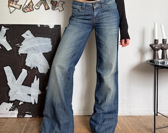 Jeans a zampa d'elefante con lavaggio stone wash, vita bassa e taglio bootcut, stile anni 2000 da donna.
