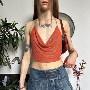 Top estilo Y2K con cuello halter, espalda descubierta y cadena metálica