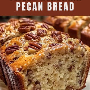 Könnte beinhalten: Nahaufnahme eines Laibs süßen Pekannussbrots. Das Brot ist goldbraun mit sichtbaren Pekannüssen oben und im Inneren der Krume. Der Text "SWEET ALABAMA PECAN BREAD" wird oben im Bild angezeigt.