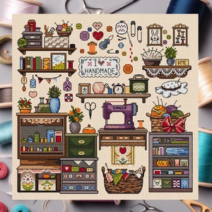 Puede incluir: Un patrón de punto de cruz de una sala de costura con una máquina de coser, recortes de tela, carretes de hilo, botones y otros materiales de costura. El patrón incluye el texto "I ♥ HANDMADE!"