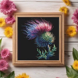 Può includere: Un'opera d'arte incorniciata raffigurante un fiore di cardo nei toni del blu, rosa e verde su sfondo nero. L'immagine è circondata da fiori rosa e gialli e foglie verdi, il tutto su uno sfondo di legno bianco, creando una composizione floreale.