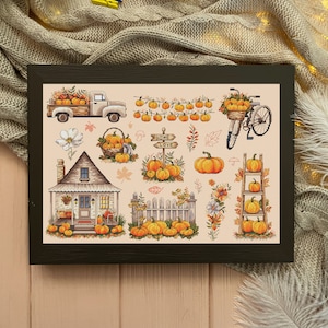 Könnte beinhalten: Ein Kreuzstichmuster mit verschiedenen herbstlichen Elementen, darunter ein Haus, Kürbisse, ein LKW, ein Fahrrad und ein Zaun. Das Muster ist in einem dunkelbraunen Rahmen gerahmt und hat einen hellbraunen Hintergrund.