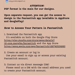 Puede incluir: Un documento informativo de color beige con texto en negro que detalla las instrucciones para acceder a patrones de punto de cruz. Incluye derechos de autor, redes sociales, correo electr&oacute;nico y una gu&iacute;a de cuatro pasos para la aplicaci&oacute;n Fantastitch.