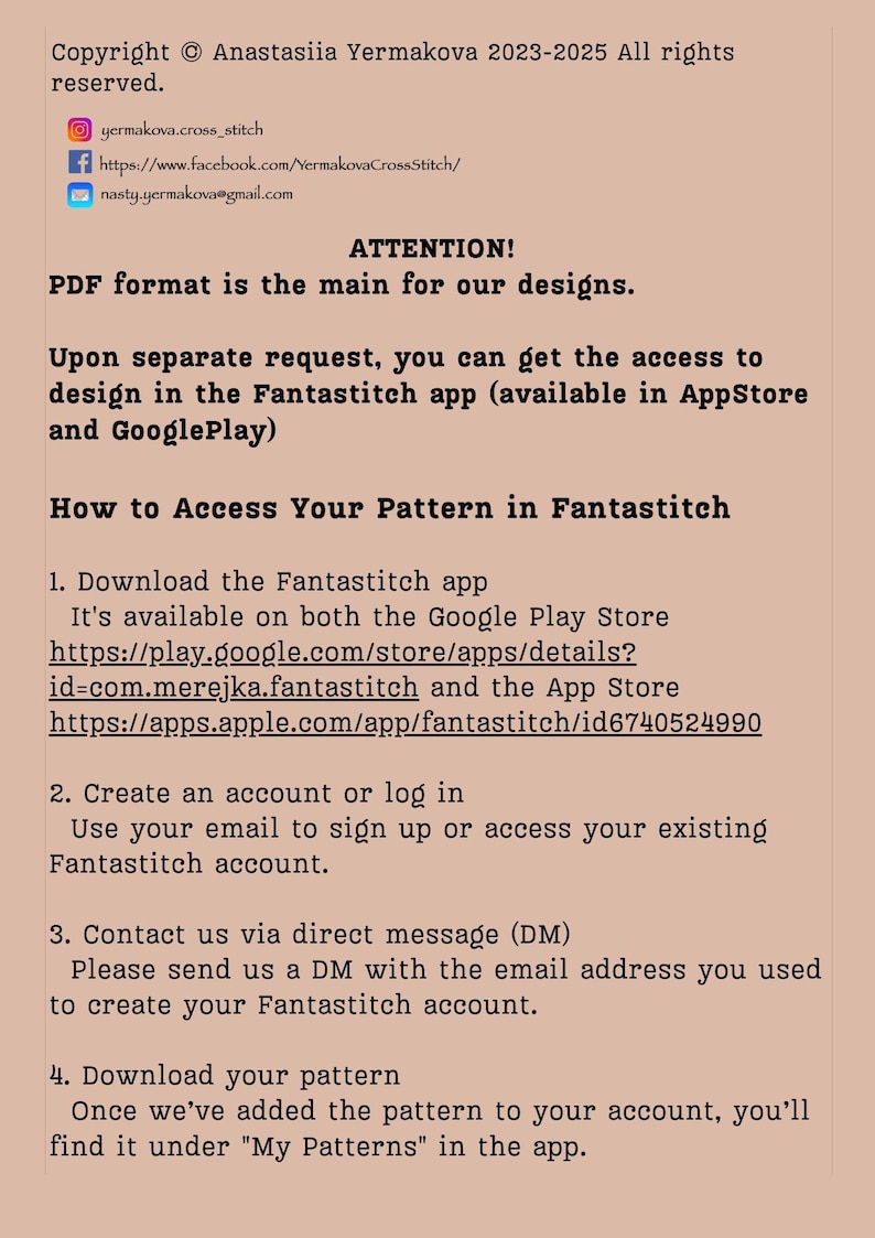 Puede incluir: Un documento informativo de color beige con texto en negro que detalla las instrucciones para acceder a patrones de punto de cruz. Incluye derechos de autor, redes sociales, correo electr&oacute;nico y una gu&iacute;a de cuatro pasos para la aplicaci&oacute;n Fantastitch.