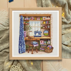 Può includere: Opera d'arte a punto croce di una scena di cucito. L'immagine incorniciata mostra una macchina da cucire su una scrivania, una sedia di legno e scaffali pieni di forniture per cucire. Una tenda blu e un vaso con una pianta sono a sinistra.