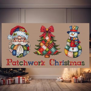 Könnte beinhalten: Ein Kreuzstich-Design mit Weihnachtsmann, Weihnachtsbaum und Schneemann. Die Figuren sind aus Patchwork-Stoff gefertigt. Der Text "Patchwork Christmas" ist darunter gestickt.