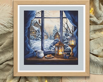 Puede incluir: Una obra de arte de punto de cruz enmarcada que representa una escena de invierno nevada vista desde una ventana. La ventana está decorada con cortinas azules y hay linternas encendidas en el alféizar de la ventana. La escena fuera de la ventana muestra un camino nevado que conduce a un pequeño pueblo con casas y árboles.
