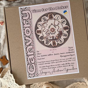 Può includere: Un set di tre tazze in ceramica con finitura opaca e macchiettata. Le tazze sono nei toni del crema, grigio chiaro e grigio scuro. Ogni tazza ha un design semplice e minimalista e un manico arrotondato.