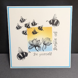 Hummel auf! Hummel Blanko Grußkarte 14x14cm mit Umschlägen handgemachte Briefmarken gelb blau orange floral