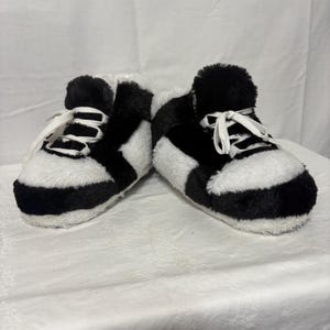 Mululian Unisex Cosy Trendy Big Sneaker Slippers in black and white