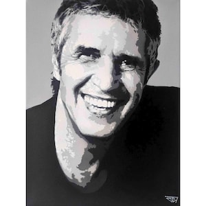 Könnte beinhalten: Schwarz-Weiß-Porträtmalerei einer lächelnden Person. Das Kunstwerk verwendet eine Graustufenpalette mit unterschiedlichen Schattierungen, um Gesichtszüge und Haare zu definieren. Die Person trägt ein schwarzes Hemd.