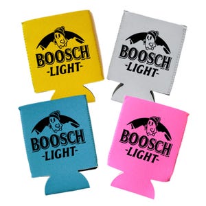Op de afbeelding: Vier drankisolatoren in geel, grijs, blauw en roze. Elk heeft de tekst "BOOSCH -LIGHT-" in zwart, met een cartoon spookje erboven. De isolatoren zijn gemaakt van een schuimachtig materiaal.