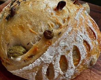 Pan de masa madre con aceitunas