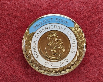 Vintage 1985 Parentcraft / Mothercraft Lectures Badge Pin – School Project Book Award – Original Case