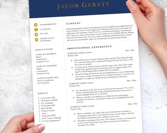 Peut inclure: Un modèle de CV avec un en-tête bleu marine portant le nom "JACOB GERATY" en lettres dorées. Le CV comprend des sections pour les coordonnées, l'éducation, les compétences et l'expérience professionnelle, avec des puces et des conseils.