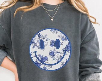 Sudadera con lazo Coquette de Toile De Jouy Suéter con lazo azul Comfort Colors Suéter con lazo azul de estética femenina Suéter con cara feliz Comfort Colors Girly Bow oversize