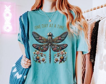 Libélula floral Um dia de cada vez Camisa de recuperação, Camisa de sobriedade, Camiseta de recuperação, Camiseta de sobriedade, Presente de sobriedade, Presente de recuperação, Camisa de presente AA