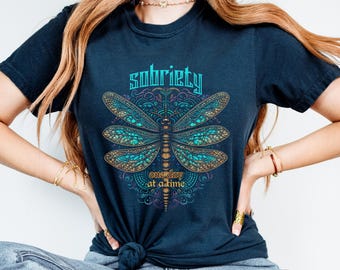 Camiseta motivacional One Day At A Time Camiseta Comfort Colors Presente de recuperação de vícios Camiseta Sober Life Dragonfly Camiseta de incentivo Boho AA