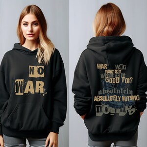 Könnte beinhalten: Schwarzer Kapuzenpullover mit einem grafischen Aufdruck auf der Vorderseite, der "NO WAR" lautet, und einem grafischen Aufdruck auf der Rückseite, der "WAR WHAT IS IT WHAT IS IT GOOD FOR? ABSOLUTELY ABSOLUTELY NOTHING DON'T" lautet.