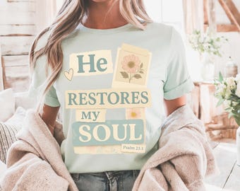 Camiseta "Él restaura mi alma", colores reconfortantes, collage cristiano, versículo bíblico del Salmo 23:3, fe estética, regalo cristiano vintage para ella.