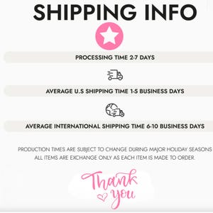 Pode incluir: Gr&aacute;fico de informa&ccedil;&otilde;es de envio com uma estrela rosa, um &iacute;cone de caminh&atilde;o, um &iacute;cone de globo terrestre e o texto "SHIPPING INFO", "PROCESSING TIME 2-7 DAYS", "AVERAGE U.S SHIPPING TIME 1-5 BUSINESS DAYS", "AVERAGE INTERNATIONAL SHIPPING TIME 6-10 BUSINESS DAYS", "PRODUCTION TIMES ARE SUBJECT TO CHANGE DURING MAJOR HOLIDAY SEASONS", "ALL ITEMS ARE EXCHANGE ONLY AS EACH ITEM IS MADE TO ORDER.", e "Thank you".