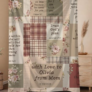 以下が含まれることがあります： 花柄、チェック柄、インスピレーションを与える引用句が特徴のパーソナライズされたパッチワークブランケット。「with Love to Olivia from Mom」というテキストと「12.25.2025」の日付が含まれています。ベージュ、ブラウン、ピンクの色使いです。