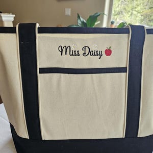 Personalisierte gestickte Lehrer Canvas Einkaufstasche mit Griffen groß. Große Tasche Lehrer Geschenk. Monogrammiert Lehrer Tote. Zurück zu Schultaschen
