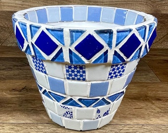 Grande vaso da interno con piastrelle a mosaico blu