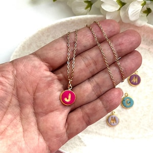 Collar inicial de arcilla polimérica hecho a mano, delicado collar con letras, colgante de letra personalizado, joyería con monograma personalizado, regalo único para ella