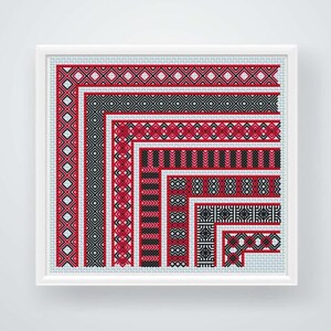Może przedstawiać: Ramka z haftem krzyżykowym przedstawiającym geometryczny wzór z czerwonych i czarnych kwadratów i rombów. Wzór jest ułożony w szeregu koncentrycznych kwadratów, tworząc wizualnie atrakcyjny i skomplikowany projekt.
