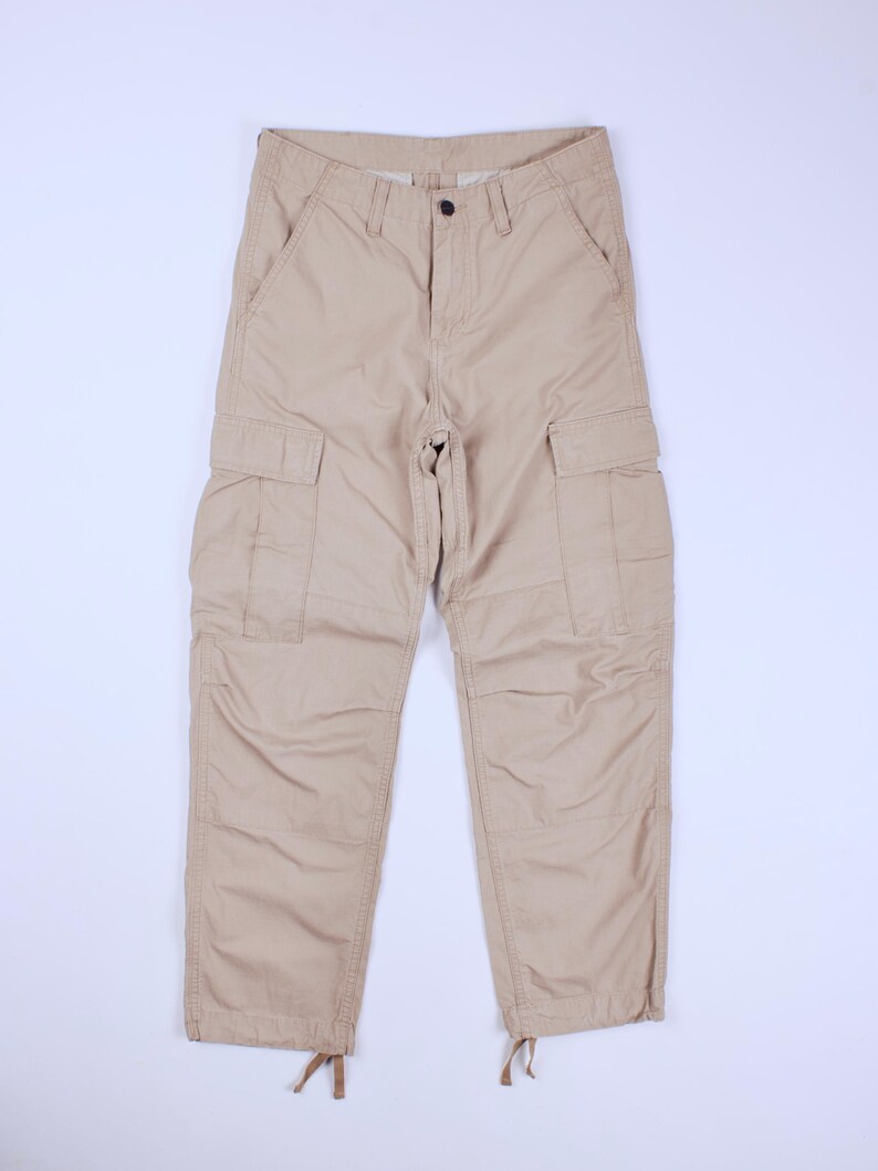 Pode incluir: Um conjunto de tr&ecirc;s canecas de cer&acirc;mica com acabamento fosco e salpicado. As canecas s&atilde;o em tons de creme, cinza claro e cinza escuro. Cada caneca tem um design simples e minimalista e uma al&ccedil;a arredondada.