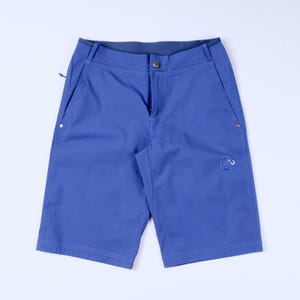 Puede incluir: Pantalones cortos azules con cierre de bot&oacute;n y cremallera. Los pantalones cortos tienen dos bolsillos delanteros y un peque&ntilde;o logotipo en la pierna derecha. Fabricados con tejido duradero, ideales para actividades al aire libre.