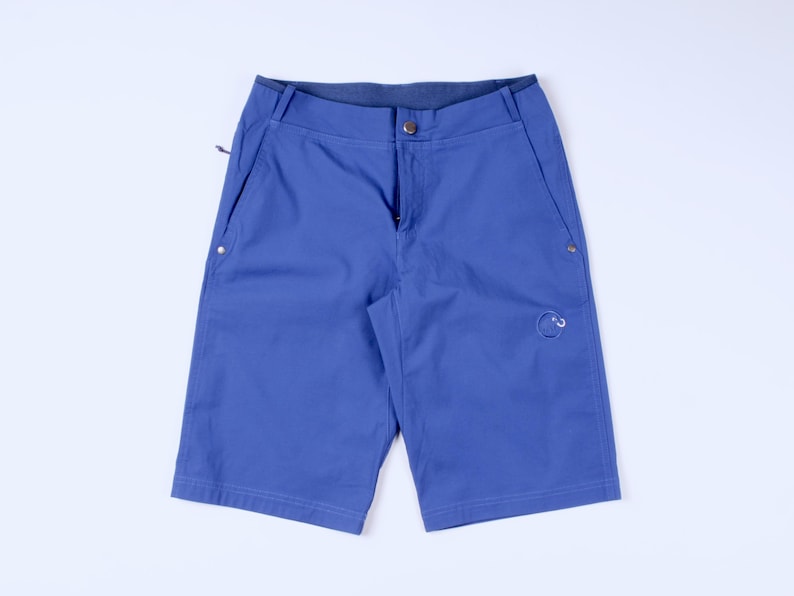 Puede incluir: Pantalones cortos azules con cierre de bot&oacute;n y cremallera. Los pantalones cortos tienen dos bolsillos delanteros y un peque&ntilde;o logotipo en la pierna derecha. Fabricados con tejido duradero, ideales para actividades al aire libre.